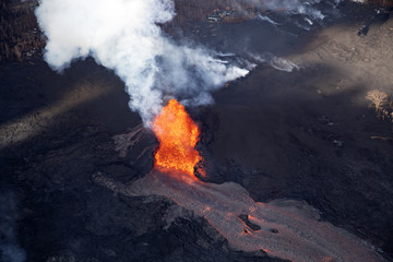 Aerial view of the eruption of the volcano Kilauea on Hawaii, in the picture Fissure 8, May 2018 - 209567682