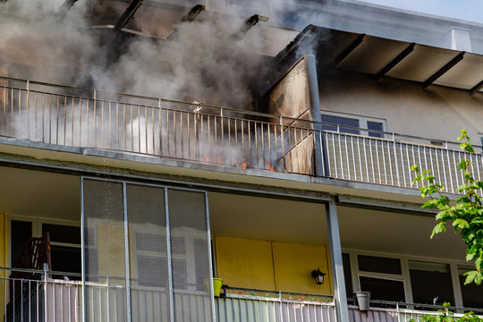 ein Wohnungsbrand in einem Hochhaus, viel Qualm auf dem Balkon