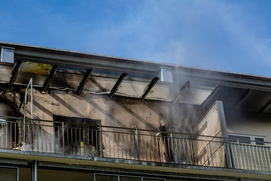 ein Wohnungsbrand in einem Hochhaus, viel Qualm auf dem Balkon