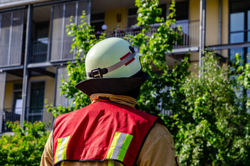 Obraz premium Berlin, 08.06.2018 ein Feuerwehrmann vor einem Haus