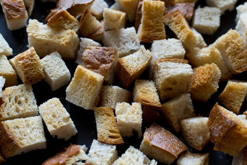 Мелко нарезанный жаренный хлеб