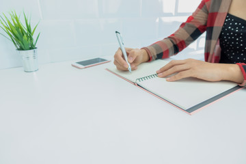 Businesswomen and personal thoughts Write a note on a white desk.