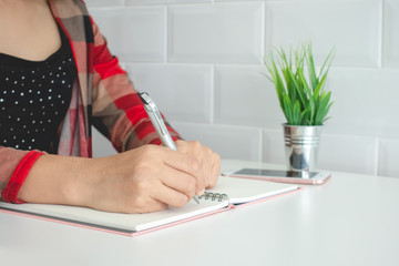 Businesswomen and personal thoughts Write a note on a white desk.