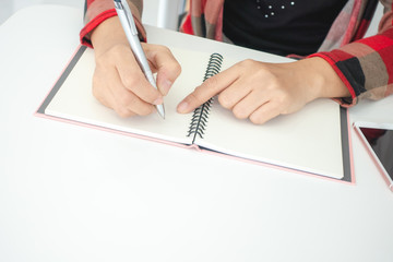 Businesswomen and personal thoughts Write a note on a white desk.