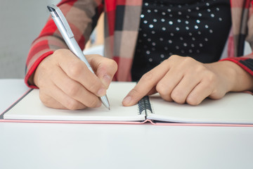 Businesswomen and personal thoughts Write a note on a white desk.