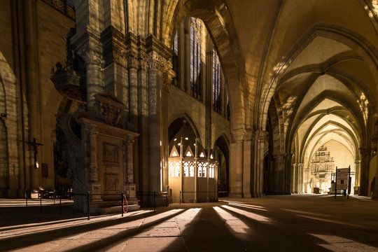 Magdeburger Dom: Die sechzehneckige Kapelle wird auch Heilig-Grab-Kapelle genannt. In ihrem Inneren sitzt das Herrscherpaar Otto I und Editha.