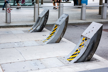 Eisenzähne als Strassensperre im Finanzdistrikt Manhattan