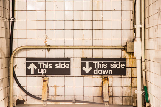 Dchilder im Metro Underground New York.
