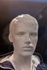 Schaufensterpuppe im Schaufenster beim abendlichen Bummeln