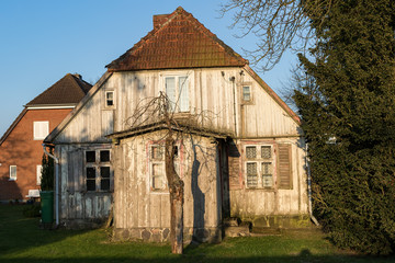 Altes Holzhaus zum Sonnenuntergang