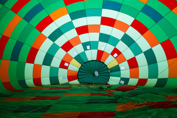 Naklejka premium inside in a coloful hot air balloon