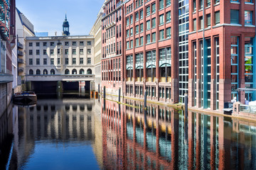 Naklejka premium Stadthausbrücke Hamburg am Bleichenfleet sonnig