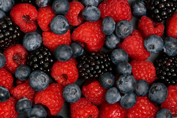 смесь из свежих ягод, малина, голубика, ежевика, фон