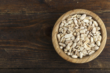 Obraz na płótnie Canvas salted peanuts in a plate