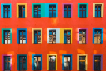 schöne bunte fassade in berlin mit lichtlecks am gebäude © Novanture