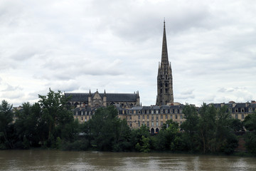 Fototapeta na wymiar Bordeaux vue sur St Michel