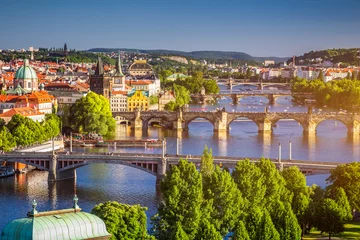 Poster Schilderachtige luchtfoto van de lentezonsondergang van de pierarchitectuur van de oude stad en de Karelsbrug over de rivier de Moldau in Praag, Tsjechië © daliu
