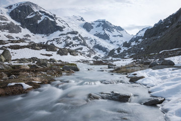 Fototapeta premium Alpenlandschaft Bergfrühling Schweiz - Sustenpass Steingletscher Wasser Landschaft mit Schneeberge im Hintergrund