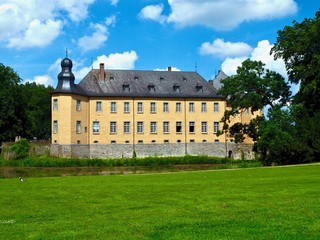 Fototapeta na wymiar Schoene Fassade von Schloss Dyck in Juechen in Deutschland
