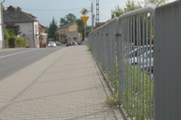 Chodnik w mieście z barierką