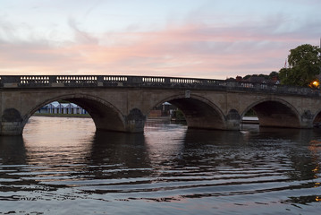 Fototapeta premium Twilight on the river at Henley-On-Thames in Oxfordshire