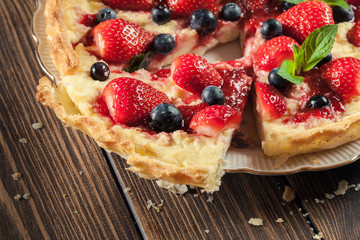 Tart with curd cheese, strawberries and blueberries