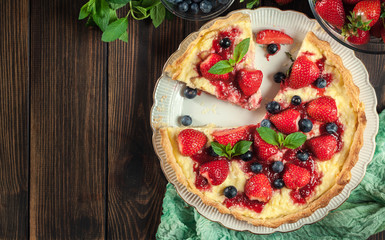 Tart with curd cheese, strawberries and blueberries