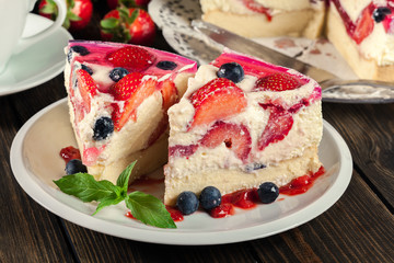 Cheesecake with strawberries, blueberry and jelly