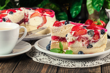 Cheesecake with strawberries, blueberry and jelly