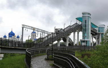 Naklejka premium BOGOLYUBOVO, RUSSIA - MAY 19, 2018: Bridge at railway station on a cloudy day. Vladimir region 