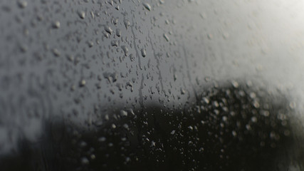 Regentropfen auf einer Fensterscheibe Nahaufnahme