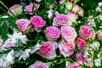 Strauss mit rosa und weissen Rosen