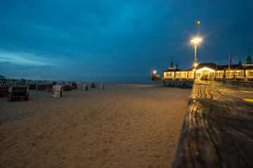 Obraz premium Seebrücke von Ahlbeck bei Nacht