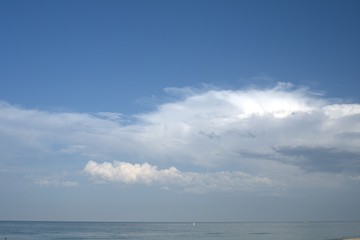 horizon,sky,sea,water,clouds,blue,white