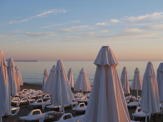 Obraz na płótnie Canvas geschlossene Sonnenschirme am Strand in Side, Türkei