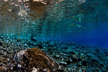 Fototapeta na wymiar rocky underwater reflection