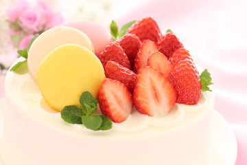 苺とマカロンのショートケーキ