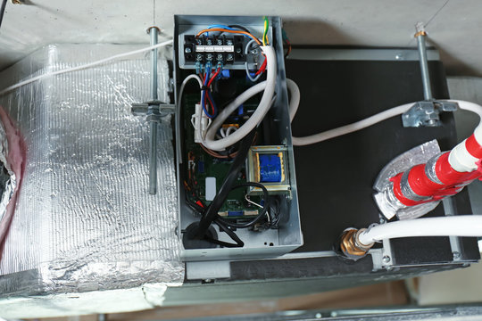 Industrial air conditioner with power unit indoors