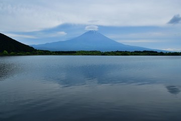 二重のレンズ雲かかる富士山