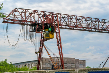 Fototapeta na wymiar powerful large industrial crane and cloudy weather