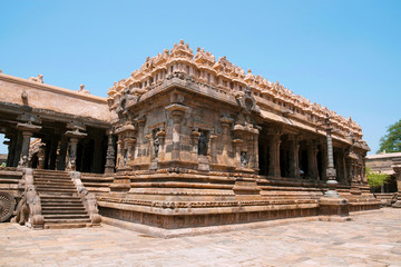 Obraz premium Agra-mandapa 100 pillar maha-mandapa, Airavatesvara Temple, Darasuram, Tamil Nadu. View from South East.
