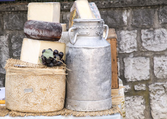 Milchkanne und Käse auf einem markt