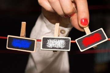 Eine Frau und Nationalfarben von Frankreich