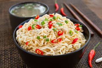 Noodles and seasoned with chili flavor meats and vegetables to add flavor to food