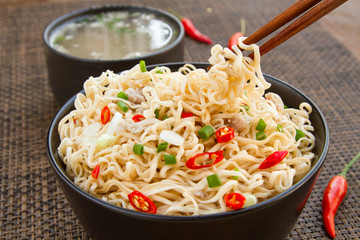Noodles and seasoned with chili flavor meats and vegetables to add flavor to food