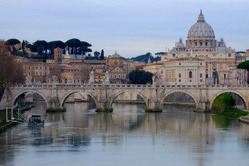Obraz premium Rzym, Włochy. Watykańska kopuła Bazyliki Świętego Piotra San Pietro i mostu Sant'Angelo Eliev nad Tybrem. Świt zachód słońca Pejzaż miejski