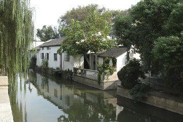 Fototapeta na wymiar ancient Suzhou (China): along the canal, old houses with small gardens, facing the water