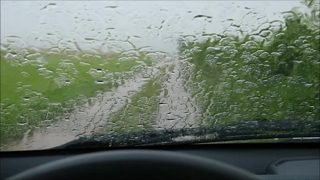 Starkregen Blick aus dem Auto bei einem Wolkenbruch
