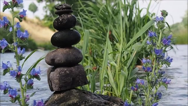 Balance Steine im Wasser