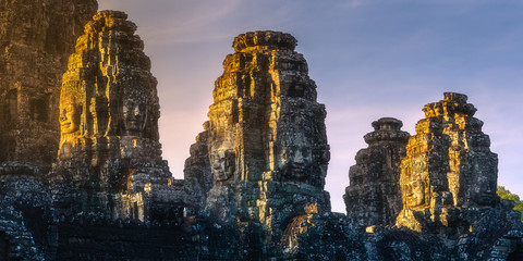 Naklejka premium Wschód słońca widok starożytnej świątyni Bayon Angkor z kamiennymi twarzami Siem Reap w Kambodży